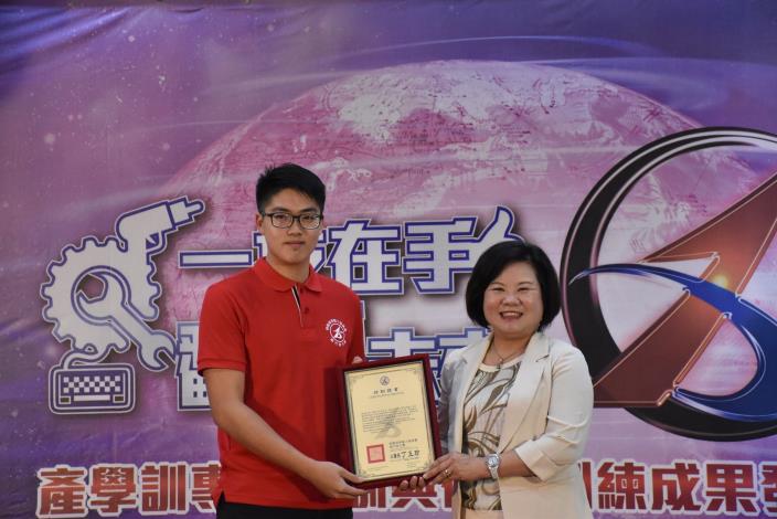 1070706勞動部勞動力發展署新聞稿(附照4)_勞動部長許銘春(右)親頒結訓證書給冷凍空調產學訓專班大一學員代表黃星運(左)。