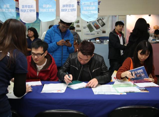 1080502勞動部勞動力發展署新聞稿(附照1)_青年朋友積極參加校園徵才活動，畢業後順利銜接進入職場。