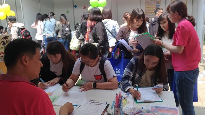 1080502勞動部勞動力發展署新聞稿(附照2)_青年朋友積極參加校園徵才活動，畢業後順利銜接進入職場。