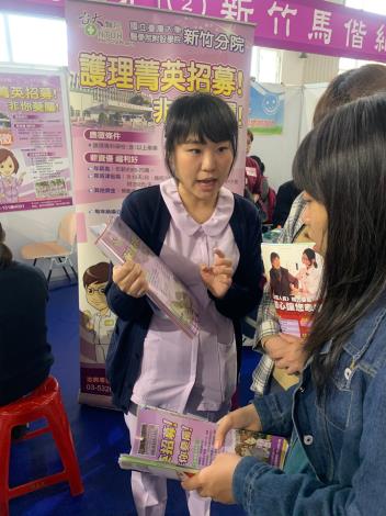 1080502勞動部勞動力發展署新聞稿(附照3)_青年朋友積極參加校園徵才活動，畢業後順利銜接進入職場。.JPG