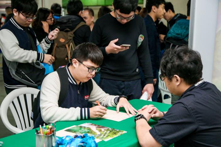 1080502勞動部勞動力發展署新聞稿(附照4)_青年朋友積極參加校園徵才活動，畢業後順利銜接進入職場。