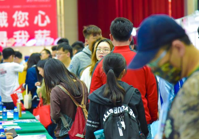 1080502勞動部勞動力發展署新聞稿(附照5)_青年朋友積極參加校園徵才活動，畢業後順利銜接進入職場。