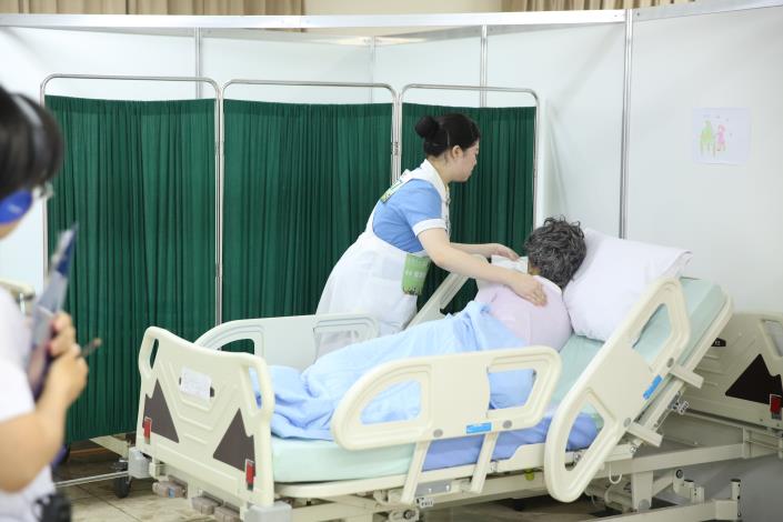 1080509勞動部勞動力發展署新聞稿(附照)_照顧服務員操作示意。.JPG