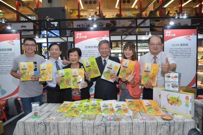 1080927勞動部勞動力發展署新聞稿(附照3)_勞動部次長林三貴與鳳凰店家互動。.JPG