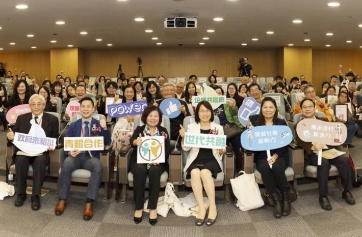 1081031勞動部勞動力發展署新聞稿(附照1)_勞動部長許銘春-前排中-與108年世代合作提案競賽評選委員及得獎團隊合影