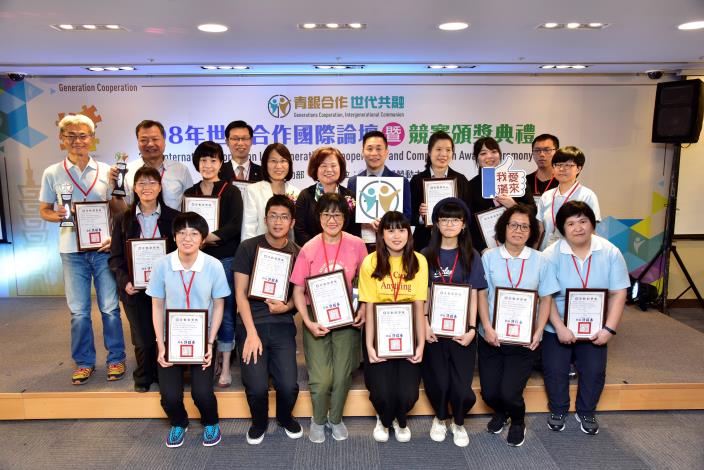 1081031勞動部勞動力發展署新聞稿(附照5)_勞動部長許銘春(第2排左4)與108年世代合作提案競賽職場合作組得獎團隊合影