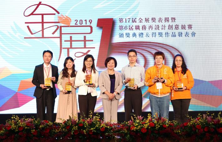 1081106勞動部勞動力發展署新聞稿(附照1)_勞動部長許銘春(中)與第17屆金展獎進用身心障礙者績優單位合影。