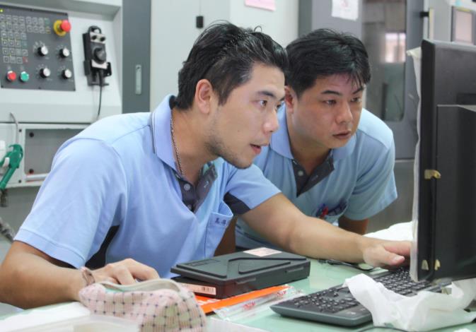 1081226勞動部勞動力發展署新聞稿(附照3)_分署學員於課程中一同研討練習以電腦輔助進行CNC銑床操作。