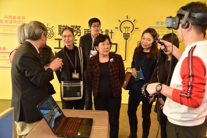 1090109勞動部勞動力發展署新聞稿(附照4)_勞動部勞動力發展署署長黃秋桂(中)於「職務再設計創意作品展」體驗VR科技輔具。.JPG