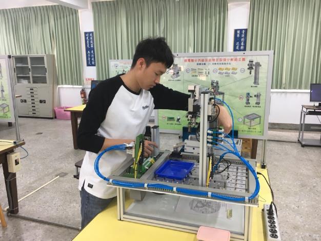 1090518勞動部勞動力發展署新聞稿(附照1)_陳柏瑞同學於分署接受專業技術養成訓練。