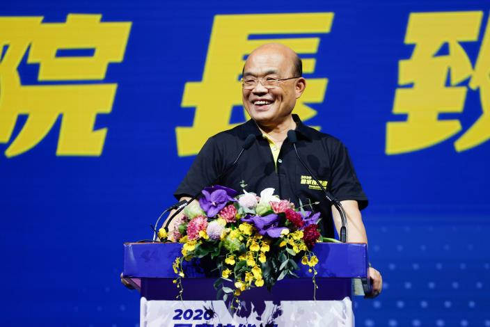 1090917勞動部勞動力發展署新聞稿(附照2)_行政院院長蘇貞昌為選手加油打氣。