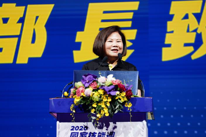 1090917勞動部勞動力發展署新聞稿(附照3)_勞動部部長許銘春為選手加油勉勵。