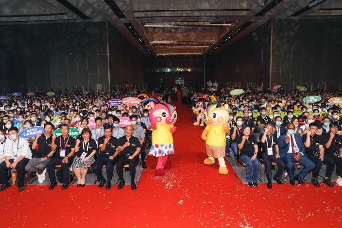 1090917勞動部勞動力發展署新聞稿(附照4)_行政院院長蘇貞昌與現場所有貴賓及選手合影。