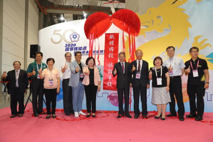 1090918勞動部勞動力發展署新聞稿(附照2)_勞動部部長許銘春與在場10位貴賓一同為主題館揭開序幕。