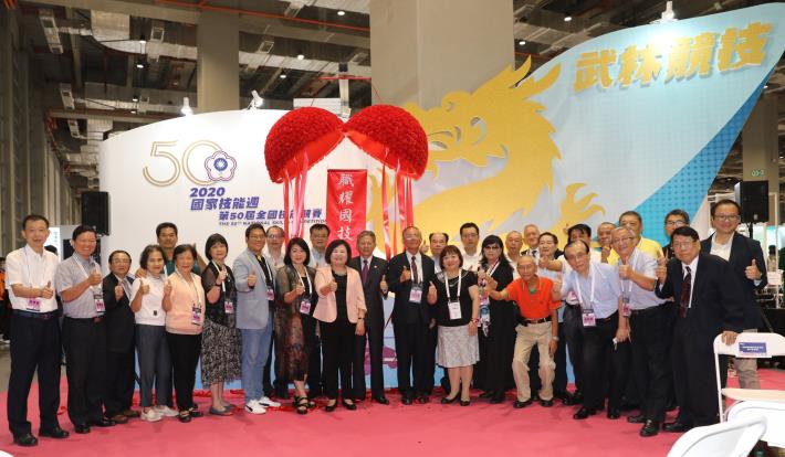 1090918勞動部勞動力發展署新聞稿(附照3)_勞動部部長許銘春與所有貴賓一同合影。