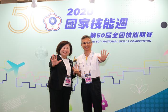 1090919勞動部勞動力發展署新聞稿(附照1)_勞動部部長許銘春致贈感謝牌予贊助單位中華電信(總經理郭水義代表受贈)。