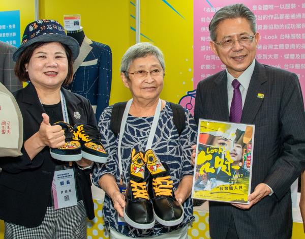 1091014勞動部勞動力發展署新聞稿(附照1)_勞動部長許銘春(左1)戴上文青風帽子、手持台味潮鞋。