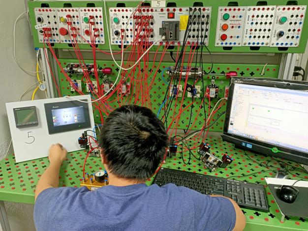 附照1_北基宜花金馬分署學員於智動控制課程中實際進行電控程式設計實習