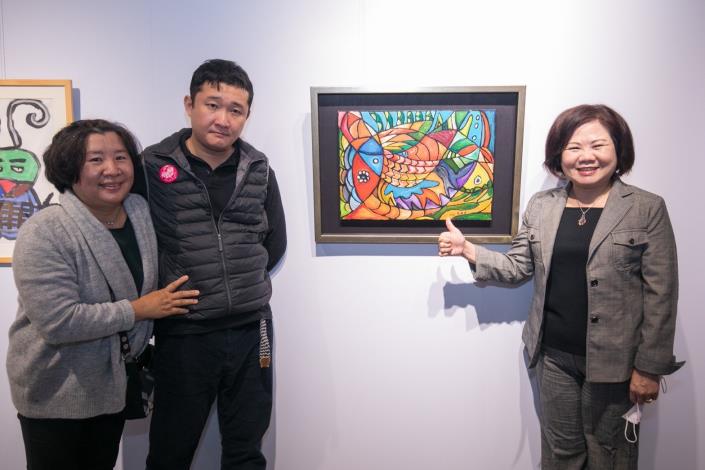 附圖1_勞動部許銘春部長(右)與圍繞幸福創作者高進宇、高媽媽合影。