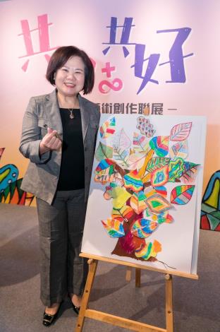 附圖2_勞動部許銘春部長參加身心障礙者藝術創作聯展現場留影。