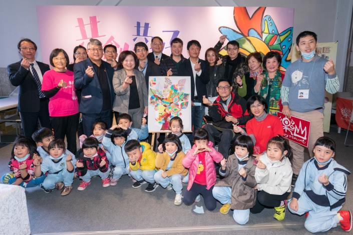 附圖3_勞動部許銘春部長(左4)參加身心障礙者藝術創作聯展與民眾體驗創作「共好樹」。