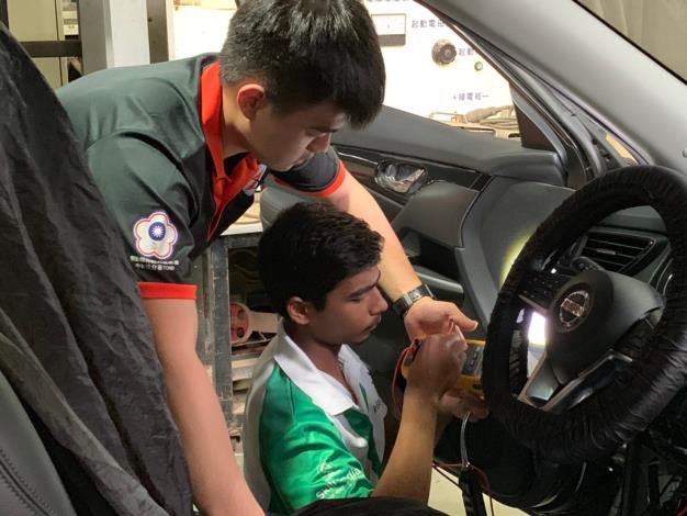 附圖2_汽車技術職類國手呂祖懿指導印度選手