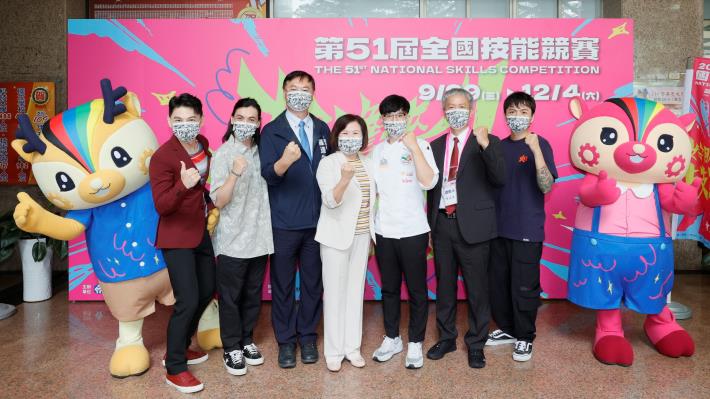 部長巧遇滅火器與阿Ken直播共同為麵包製作國手謝呈杰加油.JPG