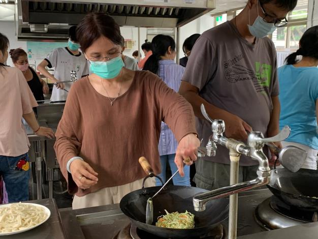 1101027新聞稿附照1_學員阿貞術科實作練習