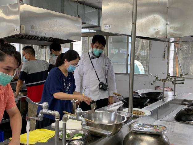 1101027新聞稿附照2_老師逐一指導學員實作料理