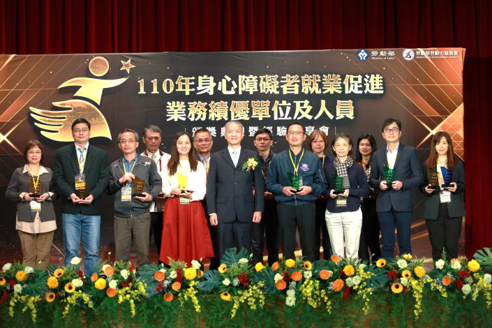1101201新聞稿附照1_蔡署長與績優地方政府合影