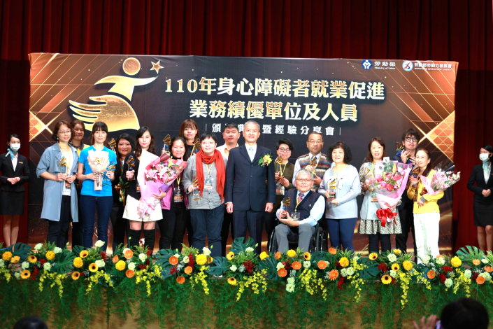 1101201新聞稿附照2_蔡署長與績優職業重建服務專業人員合影