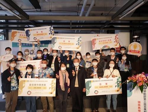 附照2_勞動部勞動力發展署蔡孟良署長及王玉珊主任秘書與所有獲獎團隊大合影