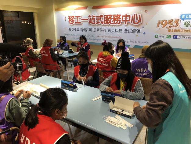 1120102勞動部勞動力發展署新聞稿(附圖3)_一站式服務中心雙語人員(右)解說指引移工完成快篩