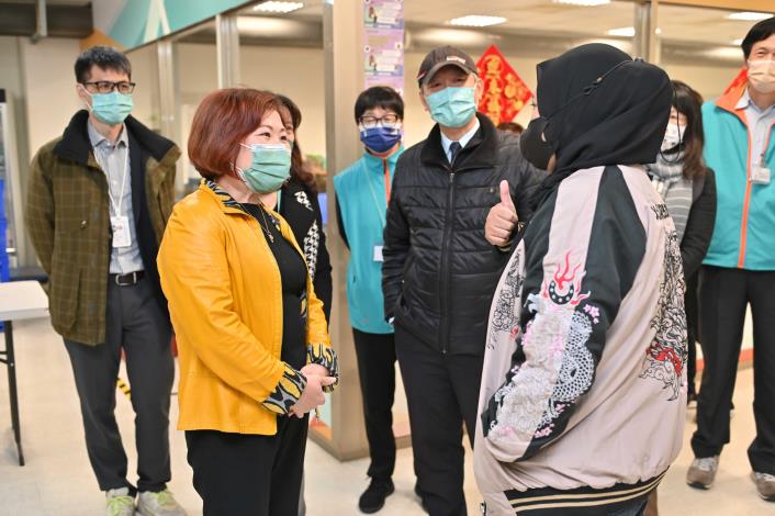 1120207勞動部勞動力發展署新聞稿(附圖1)_阿春部長與印尼移工寒暄