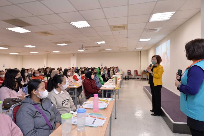 1120207勞動部勞動力發展署新聞稿(附圖2)_阿春部長關懷移工上課情形
