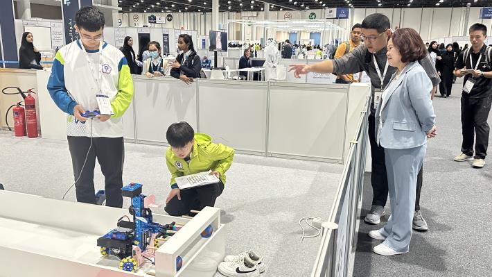1121129發展署新聞稿(附圖4)_勞動部許銘春部長關注青少年組機器人職類競賽過程