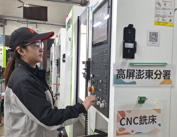 1140313勞動力發展署新聞稿(附圖1)_姿璇操作CNC銑床設備。