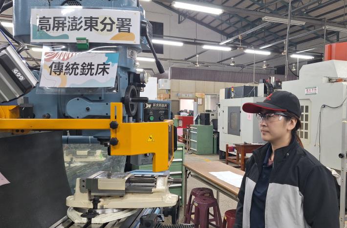 1140313勞動力發展署新聞稿(附圖2)_姿璇操作傳統銑床設備。