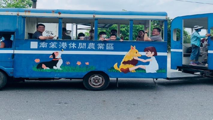 1140529勞動力發展署新聞稿(附圖1)_嘉義縣新港鄉南笨港休閒農業區發展協會打造小火車造型的遊園車，在休閒區內有多條導覽路線。