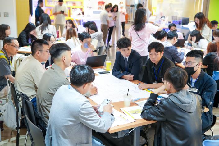 1140524勞動力發展署新聞稿(附圖2)_大專校院青年分組討論