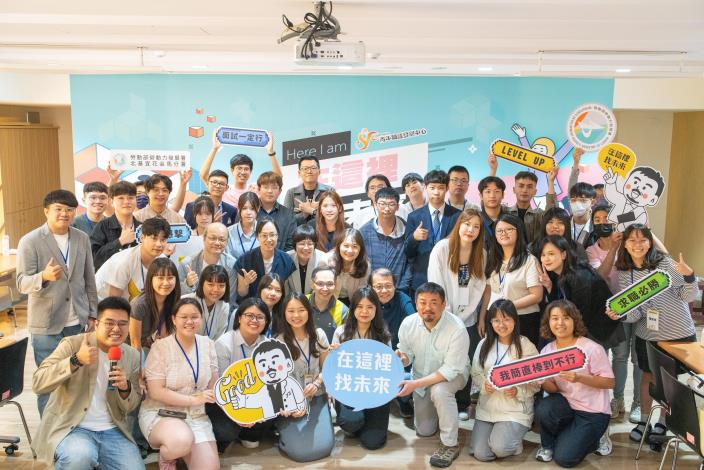1140524勞動力發展署新聞稿(附圖3)_勞動部長洪申翰與大專校院青年合照