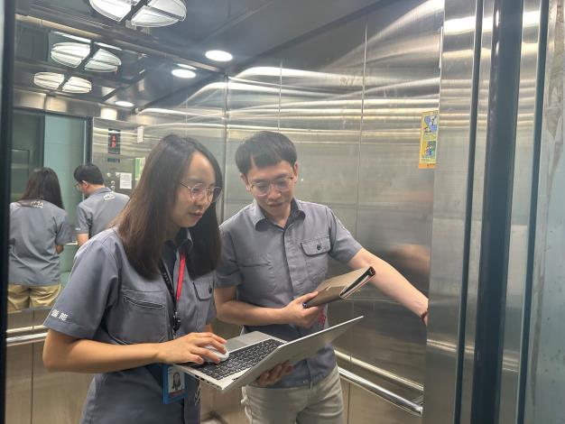1140624勞動力發展署新聞稿(附圖3)_鈞婷(左)與職場導師(右)測量電梯碳權數據。
