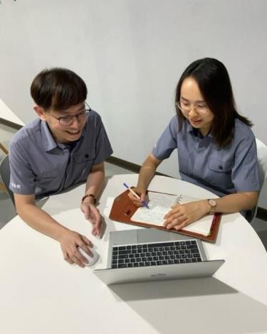 1140624勞動力發展署新聞稿(附圖2)_鈞婷(右)與職場導師(左)討論碳權市場分析。