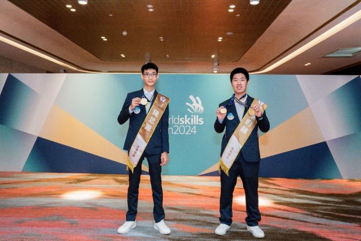 1140703勞動力發展署新聞稿(附圖1)_家具木工職類國手蔡昀融(右1)及冷凍空調職類國手陳思源(左1)，113年參加第47屆法國里昂國際技能競賽奪得金牌合照。