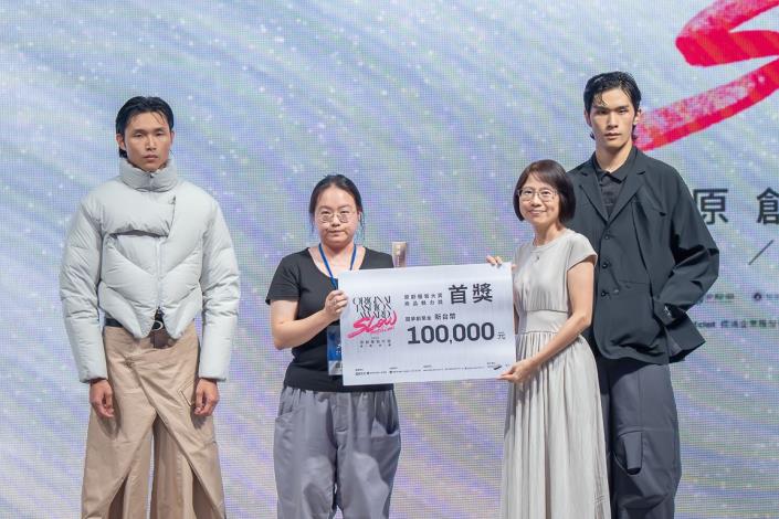 4_服裝設計師稅成琪(左2)以「心的幾何學」作品拿下「2025原創服裝大賞」傑出商品魅力獎首獎，並與頒獎人勞動力發展署署長黃齡玉(右2)合影。