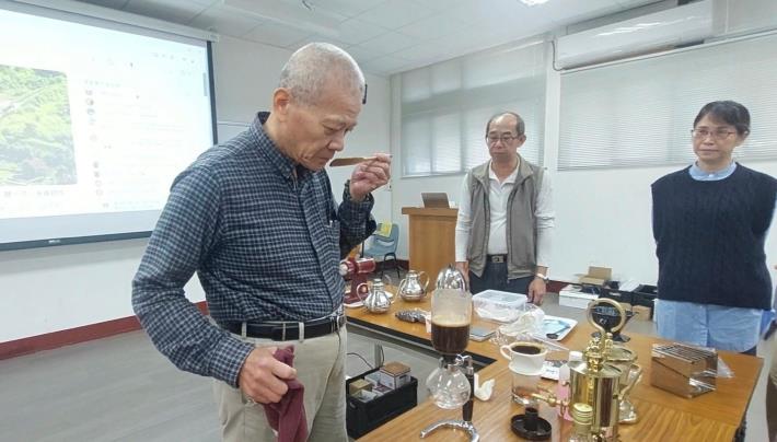 1141031勞動力發展署新聞稿(附圖1)_阿洪(左1)於「咖啡館人員培訓班」訓練課程中學習態度認真。