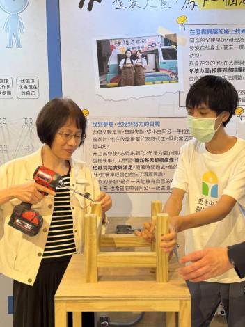 1141031勞動力發展署新聞稿(附圖1)_勞動部勞動力發展署署長黃齡玉(左)與青少年共同參與職場體驗活動。