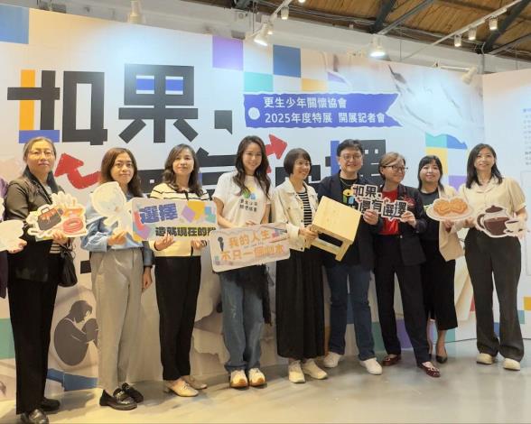 1141031勞動力發展署新聞稿(附圖2)_勞動部勞動力發展署署長黃齡玉(左5)出席「如果還有選擇 2025青少年職培特展」。