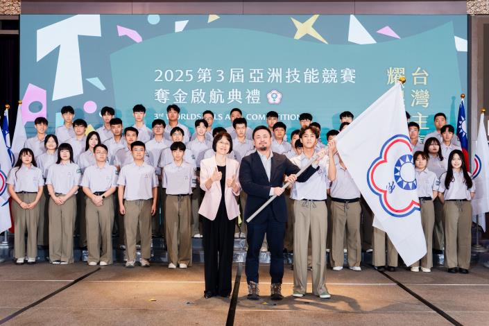 1141117勞動力發展署新聞稿(附圖2)_勞動部部長洪申翰(前排中)及勞動部勞動力發展署署長黃齡玉(前排左)傳遞會旗予國手代表陳祈聖(前排右)。