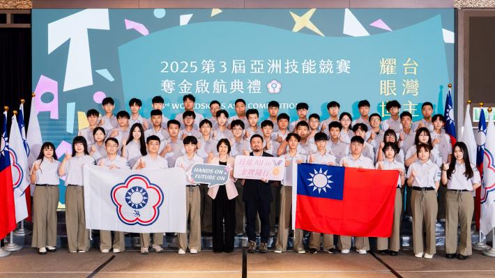 1141117勞動力發展署新聞稿(附圖1)_勞動部部長洪申翰(左7)、勞動力發展署署長黃齡玉(左6)及2025亞洲技能競賽國手合影。